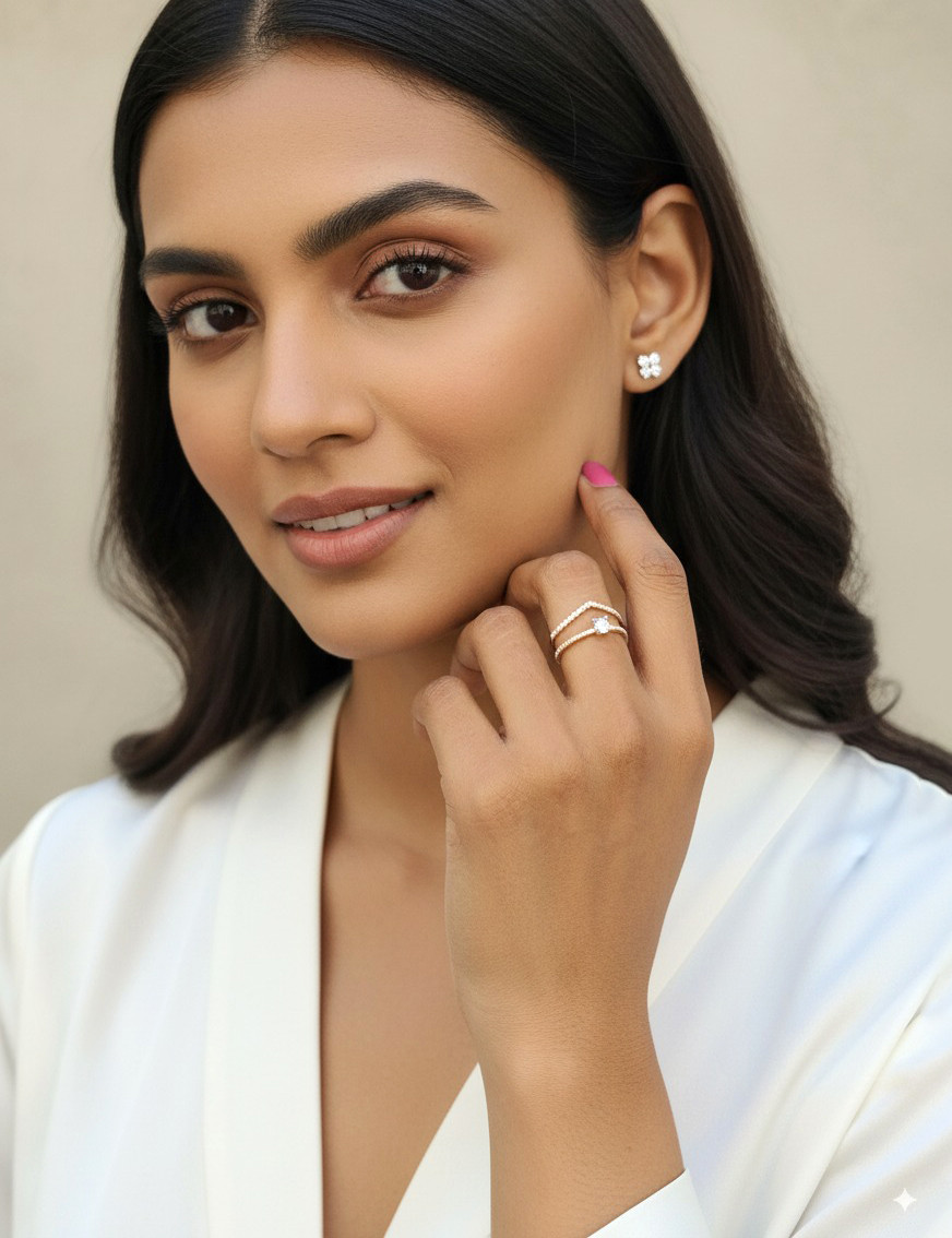 elegante mujer luciendo anillo de compromiso de oro amarillo con diamantes de stilo solitario y además una alianza de diamantes en forma de V que complementa los destellos del anillo de pedida de oro amarillo